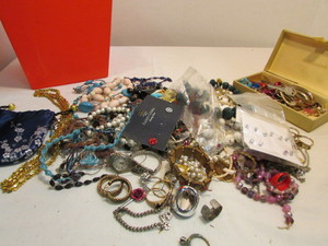 lot 126 image: Jewelry Lot