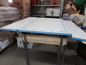 lot 255 image: Vintage Table