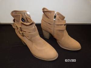 lot 20 image: Brand New - with Slight Tear Damage Bucco Capras Perlbuckle Short Boot Tan Size 10