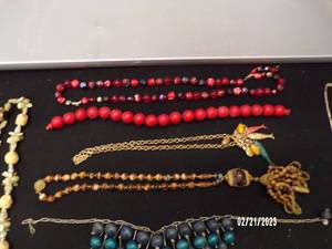 lot 49 image: Jewelry Lot