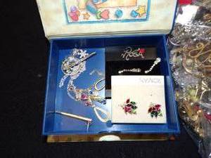lot 58 image: Lot vintage costume jewelry earrings, broaches, rings, necklaces