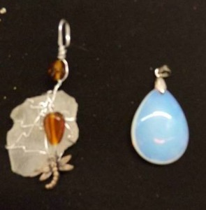 lot 60 image: Earrings