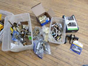 lot 34 image: DoorCabinet Hardware
