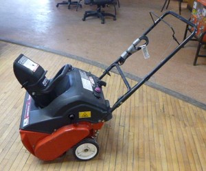 lot 1 image: Yard Machine Snowblower