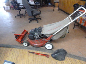 lot 2 image: Snapper Push Mower with Bagger and Dethatcher