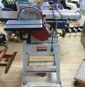 lot 4 image: Tool Shop 6 Belt and 9 Disc Sander