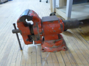 lot 73 image: Twin Sided Reversible 6 Bench Vise and Pipe Vise Combo