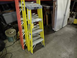 lot 17 image: Keller 4 Fiberglass Step Ladder...