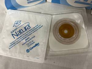 LARGE LOT CONATEC SUR FIT NATURA DURAHESIVE MOLDABLE CONVEX SKIN BARRIER WITH FLANGES &amp ACTIVELIFE ONE PIECE DRAINAGE POUCHES PLUS MORE