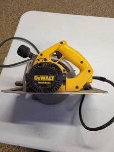 lot 40 image: Dewalt 7 14 corded Circular Saw Model #DW364