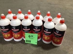 Lot of Weldwood 32 oz. Carpenters Wood Glue (12-Pack) by DAP Customer Returns See Pictures
