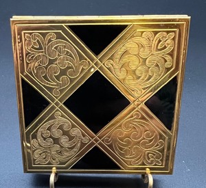 lot 162 image: Vintage Black & Gold Zell and Stratton Compacts and Pozzini Tin