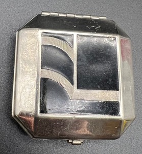 lot 101 image: Vintage Art Deco Assorted Compacts and Rouge