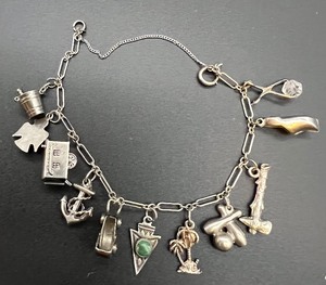 lot 123 image: Vintage Charm Bracelet