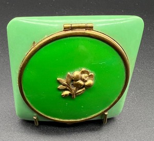 lot 102 image: Vintage Art Deco Assorted Compacts, Rouge & Pill Box in Green