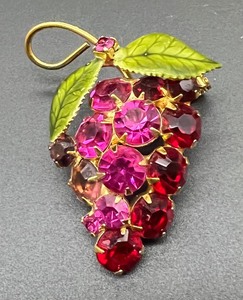 lot 163 image: Oh, so Pretty Vintage Rhinestone Pins and Drop Necklace