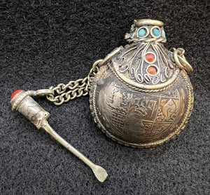 lot 202 image: Vintage Snuff Perfume Bottle