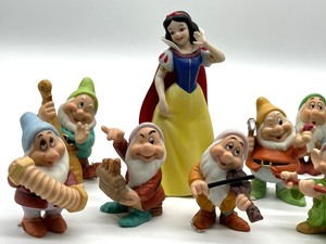 lot 74 image: Snow White and Seven Dwarfs Figurines