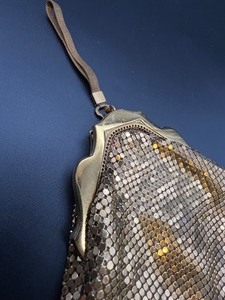 lot 38 image: Vintage Art Deco Whiting & Davis Mesh Purse Handbag in Gold