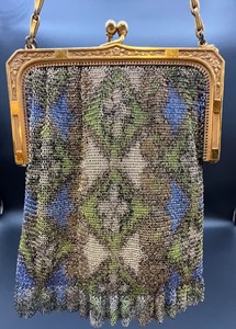 lot 39 image: Vintage Art Deco Whiting & Davis Mesh Purse Handbag in Ivory, Blue & Green
