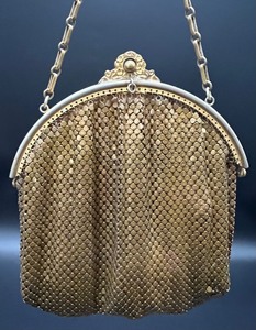 lot 159 image: Vintage Art Deco Mesh Bag Purse - Aged Gold