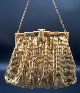 lot 216 image: Vintage Art Deco Whiting & Davis Mesh Purse Handbag in Gold with Mirror