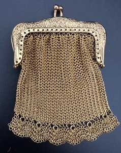 lot 217 image: Vintage Art Deco Mesh Bag Coin Purse - Petite Aged Gold