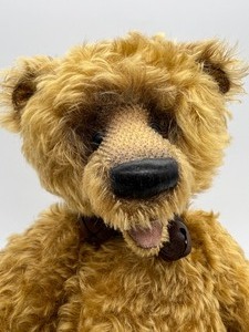 lot 174 image: One of a Kind Kisling Mohair Bear by Ellen Kisling