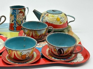 lot 146 image: Vintage Childrens Metal Tea Set by The Ohio Art