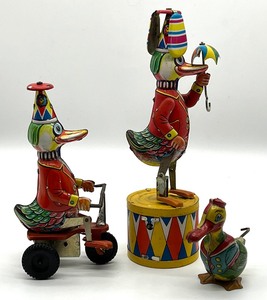 lot 167A image: Three Fun Tin Mechanical Wind Up Toys