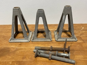 lot 10 image: Screw Up Camper Jack Stands