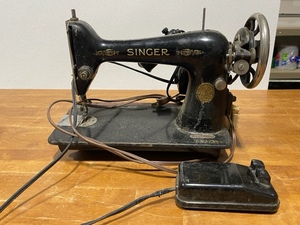 lot 13 image: Vintage Singer Sewing Machine