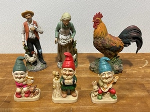 lot 17 image: Figurines