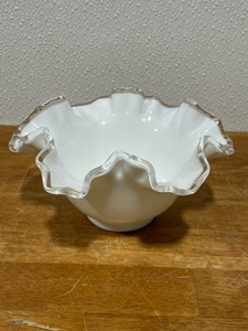 lot 48 image: Fenton Glassware