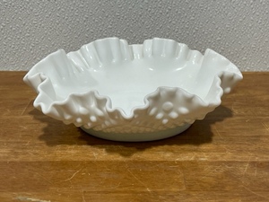 lot 49 image: Fenton Glass Dish