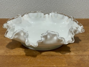 lot 51 image: Fenton Glass Dish