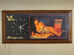 lot 25 image: Snap-On Battery Operated wall clock
