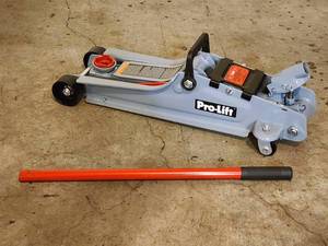 lot 212 image: 2-Ton Rolling Car Jack