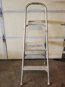 lot 42 image: 2-Step Aluminum Painters Ladder