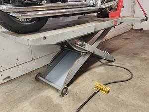 lot 6 image: Motorcycle Maintenance Lift