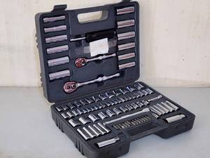 lot 17 image: Complete GM Goodwrench Mechanics Tool Set