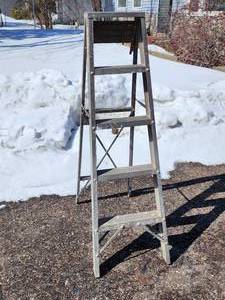 lot 104 image: 5 ft Aluminum Step Ladder