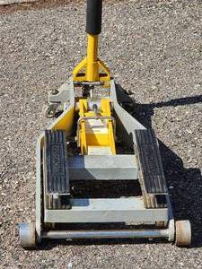 lot 16 image: Craftsman Motorcycle  ATV Hydraulic Jack