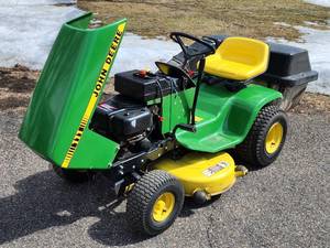 lot 10 image: John Deere Riding Lawn Mower