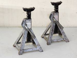 lot 98 image: Set of 2-Ton Jack Stands