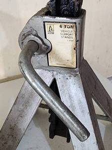 lot 102 image: Set of 6-Ton Jack Stands