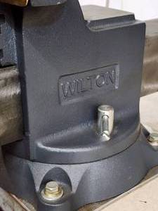 lot 22 image: Awesome Large Work Bench Vise