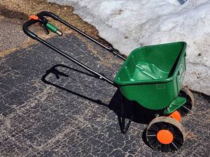 lot 88 image: Scotts Grass Seed Spreader