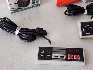 lot 186 image: Assorted Vintage NES Nintendo Accessoires