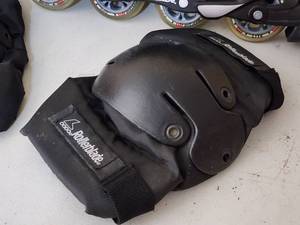 lot 224 image: Roller Blades & Pads Size 13 Mens